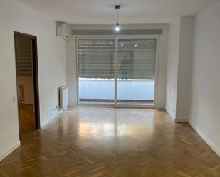 Sala d'estar de Apartament de lloguer en  Madrid Capital amb Aire condicionat, Terrassa i Balcó