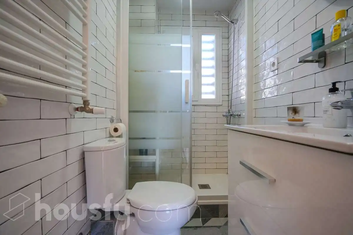Baño de Piso en venta en Madrid con Calefacción, Terraza y Trastero