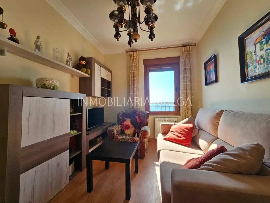 Sala de estar de Piso en venta en Colunga con Calefacción, Parquet y Amueblado