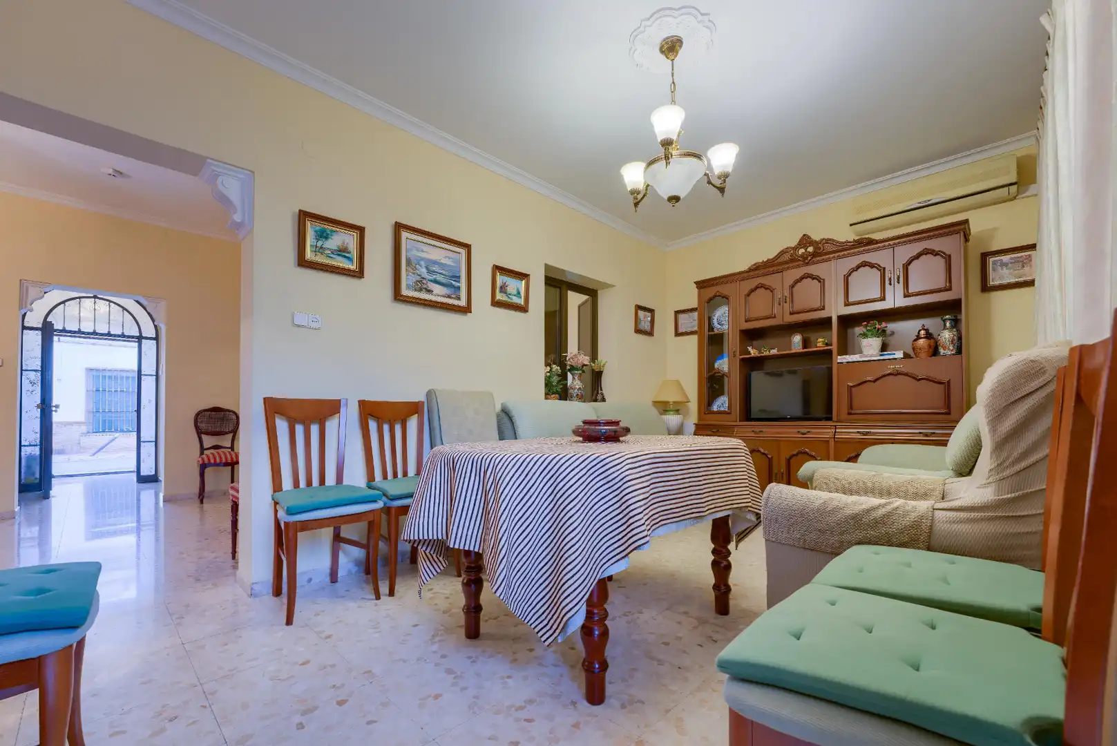 Comedor de Casa adosada en venta en Mairena del Aljarafe con Aire acondicionado, Calefacción y Jardín privado