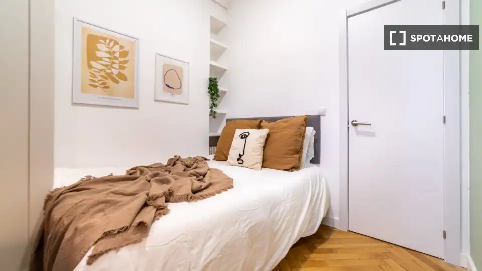 Bedroom of Flat for share in Madrid  with Air Conditioner, Terrace and Furnished
