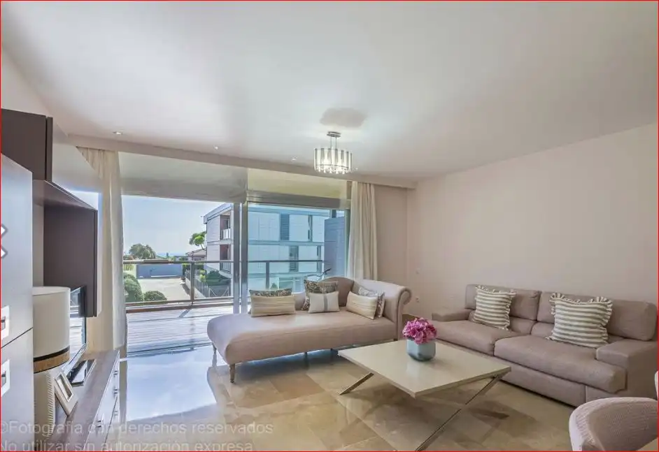 Wohnzimmer von Wohnung zum Verkauf in Manilva mit Klimaanlage, Heizung und Privatgarten