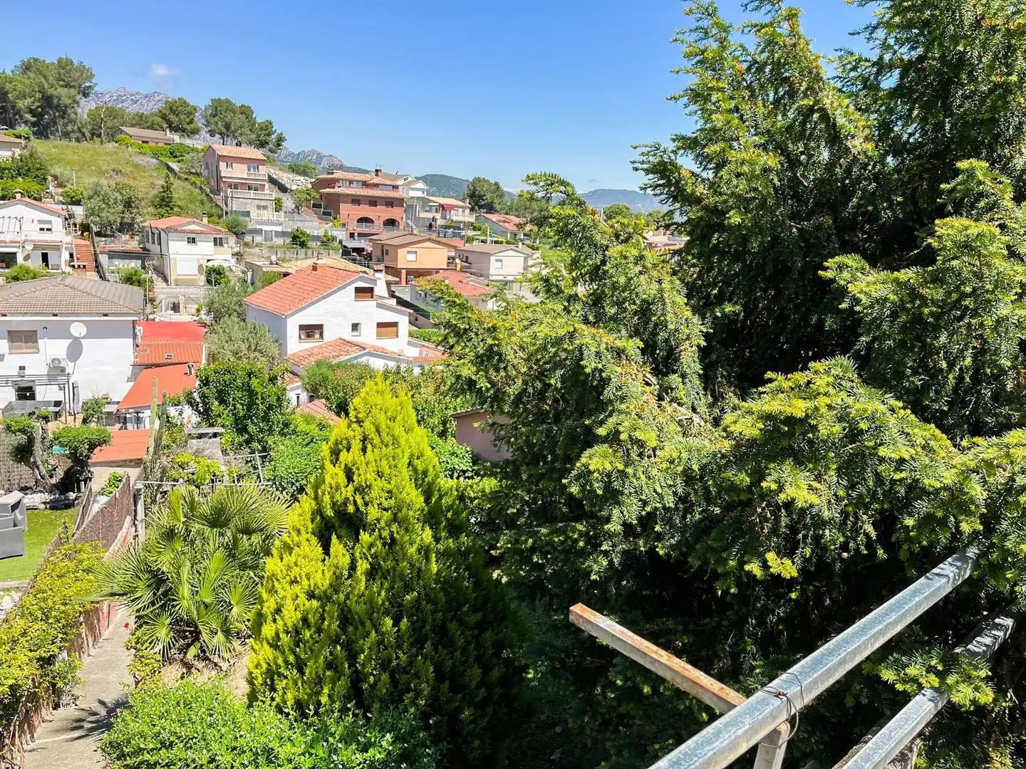 Vista exterior de Casa o xalet en venda en Esparreguera amb Calefacció, Jardí privat i Terrassa