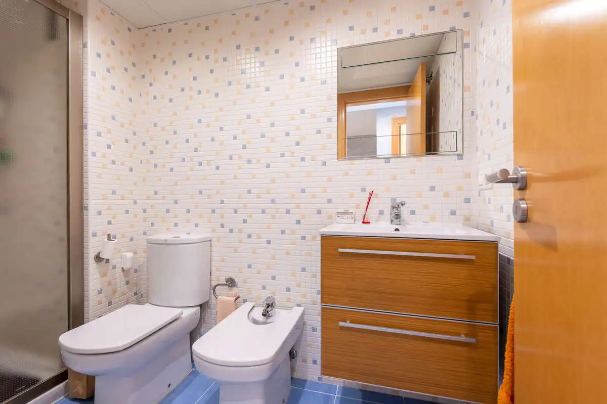 Baño de Casa adosada en venta en Les Alqueries / Alquerías del Niño Perdido con Aire acondicionado, Calefacción y Jardín privado
