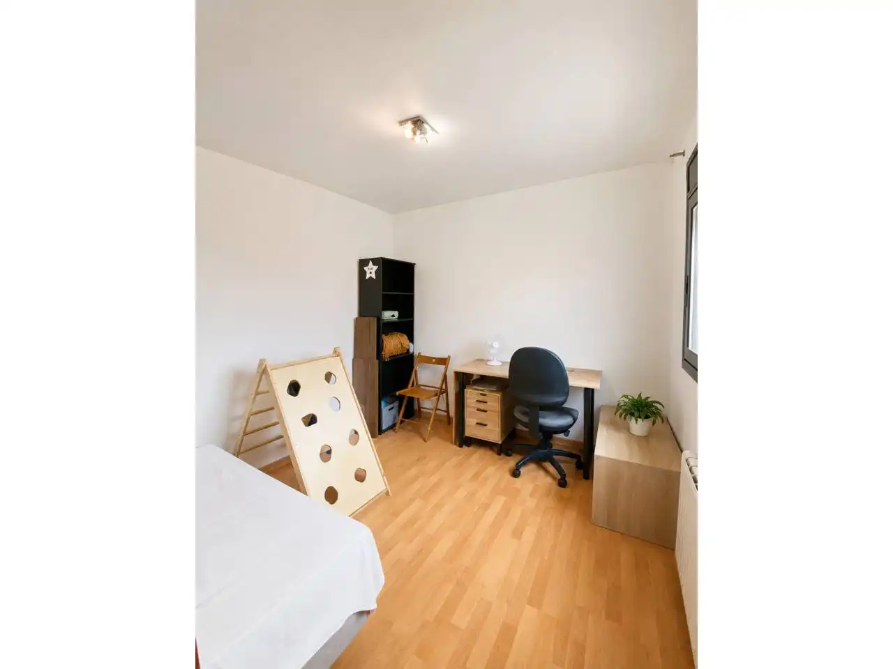 Habitación de Casa adosada en venta en Sant Joan Les Fonts con Calefacción, Parquet y Terraza