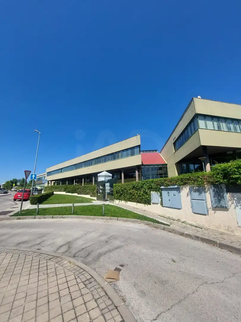 Vista exterior de Local en venta en Las Rozas de Madrid
