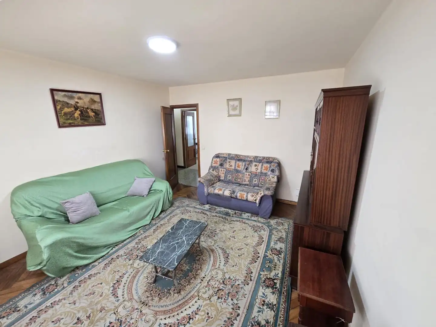 Sala d'estar de Pis de lloguer en Vigo  amb Parquet i Moblat