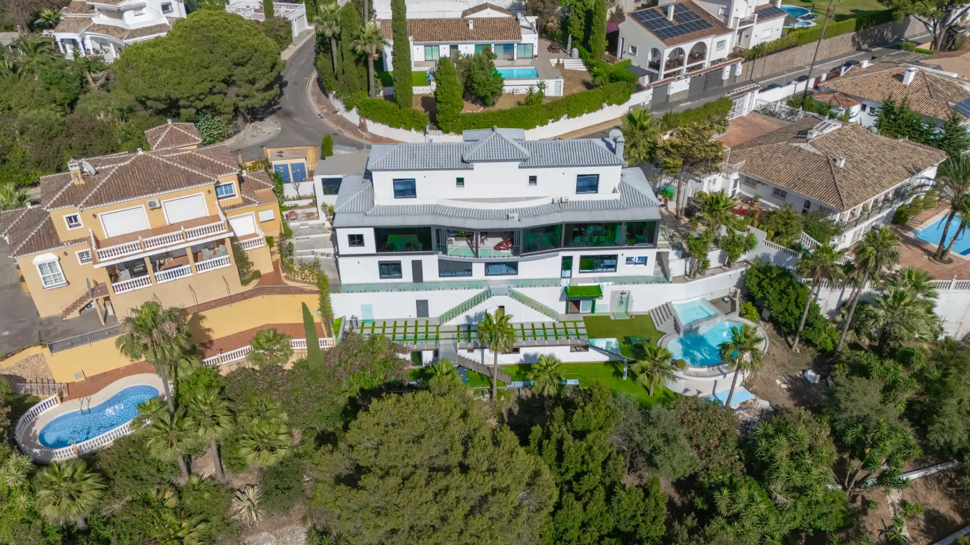 Vista exterior de Casa o xalet en venda en Benalmádena amb Aire condicionat, Calefacció i Jardí privat