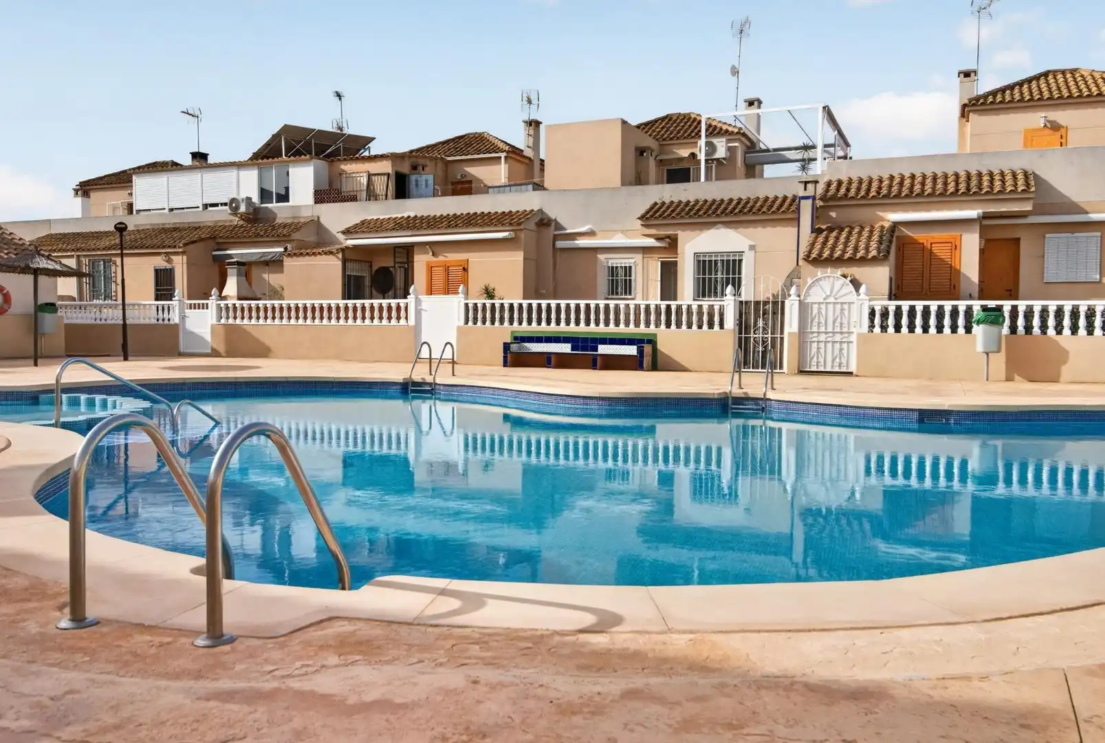 Adosado con piscina en venta en Los Balcones - Los Altos