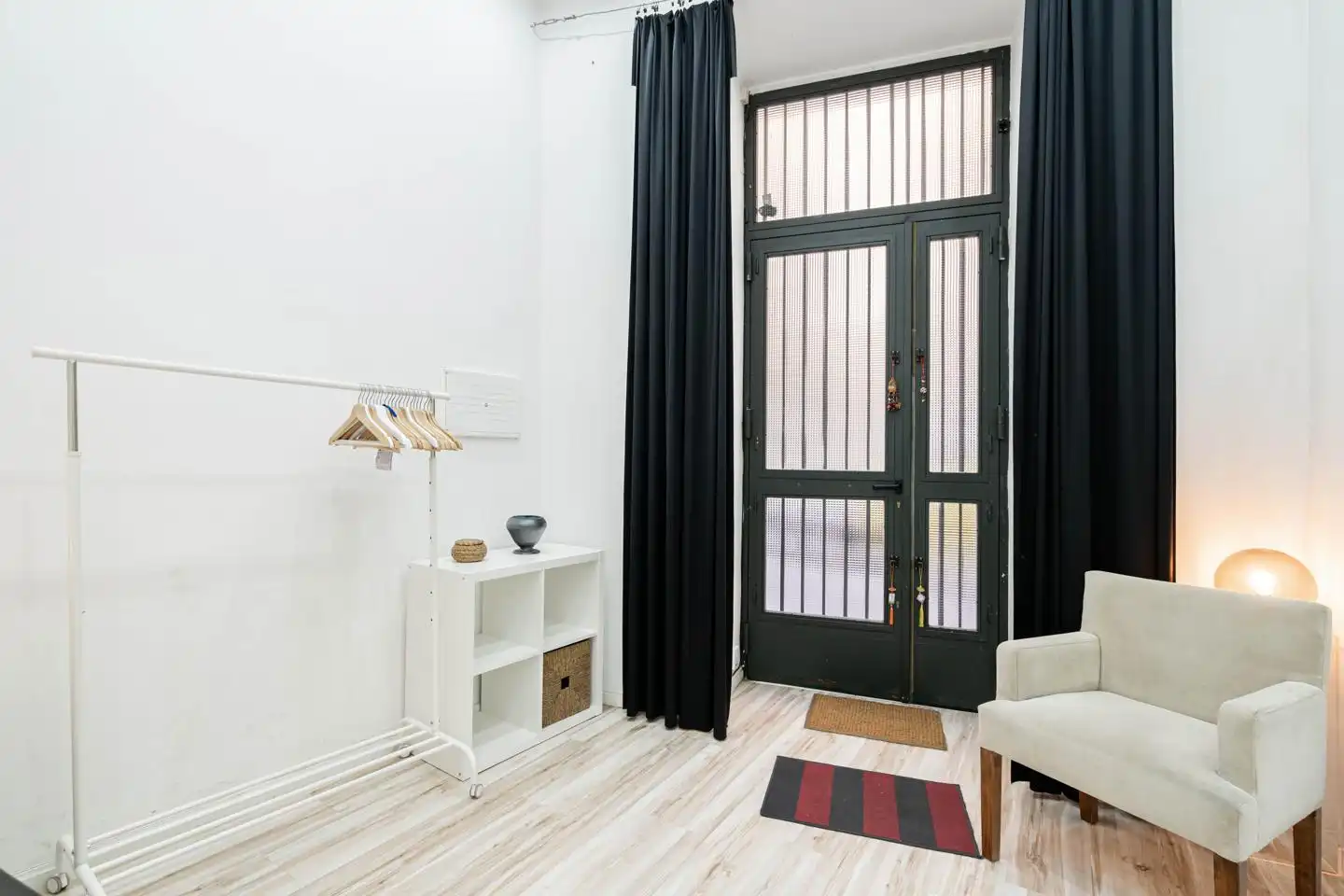 Ground floor for rent in Madrid  with Air Conditioner, Furnished and Internet