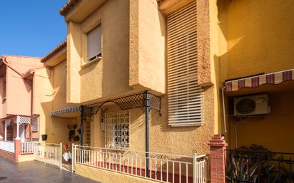 Vista exterior de Casa o xalet en venda en Guadix amb Terrassa