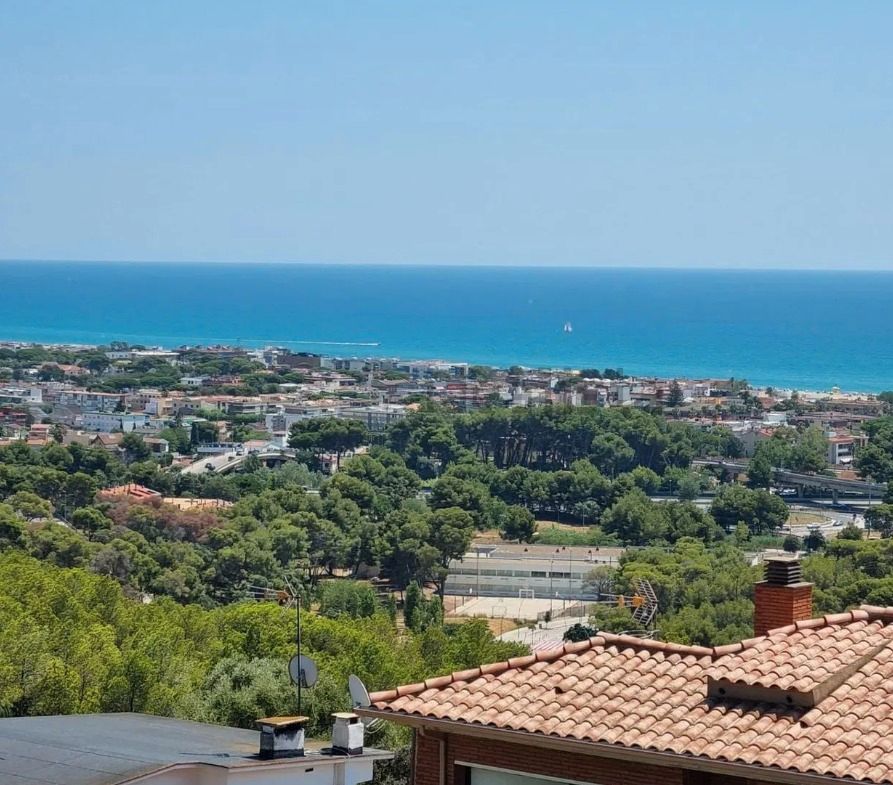 Vista exterior de Casa o xalet en venda en Castelldefels amb Jardí privat, Terrassa i Piscina