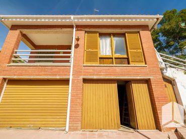 Casa amb balcó en venda a Carrer Lliri