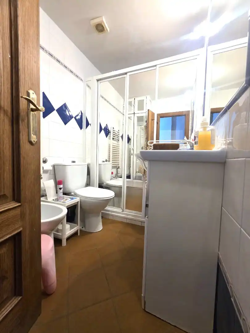 Bathroom of Flat for sale in Móstoles  with Air Conditioner, Heating and Parquet flooring