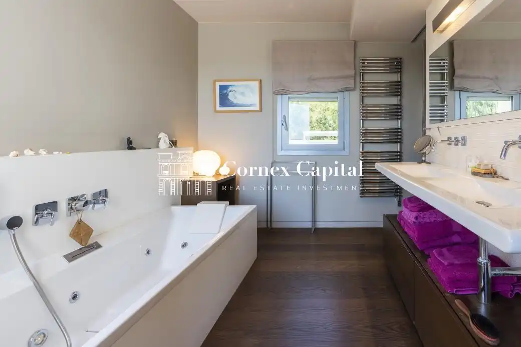 Bany de Casa o xalet en venda en Barcelona amb Aire condicionat, Calefacció i Jardí privat