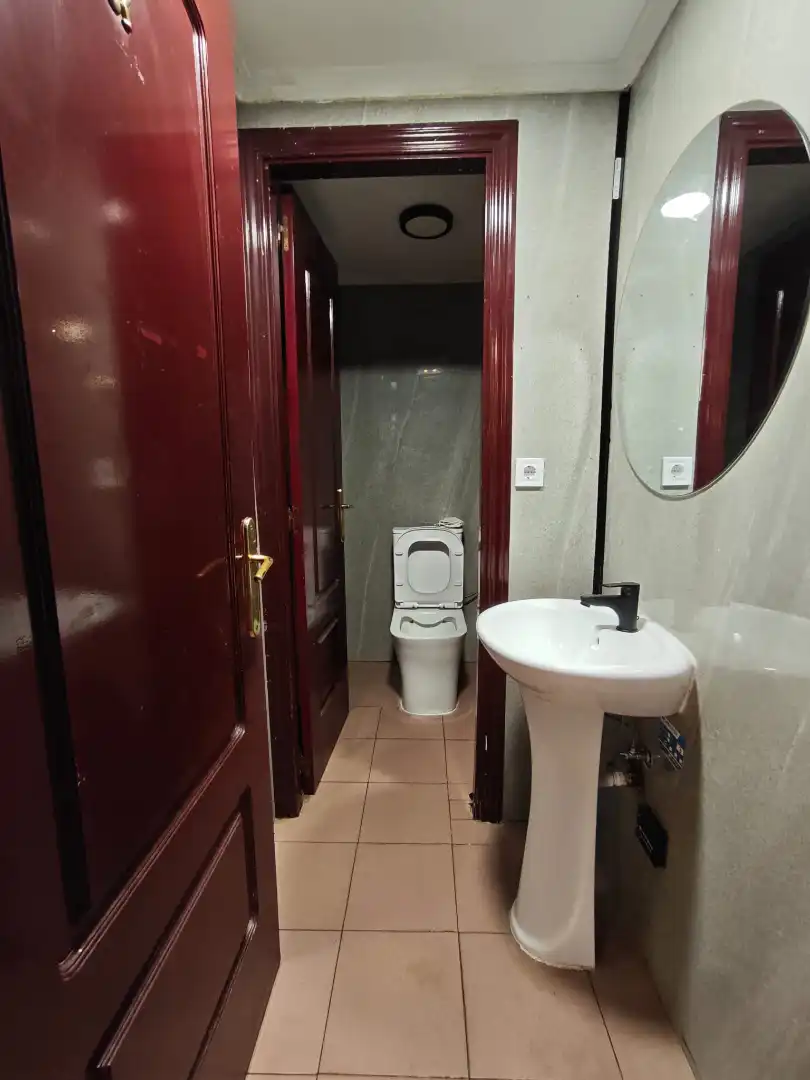 Baño de Local en venta en Madrid con Aire acondicionado, Calefacción y Amueblado