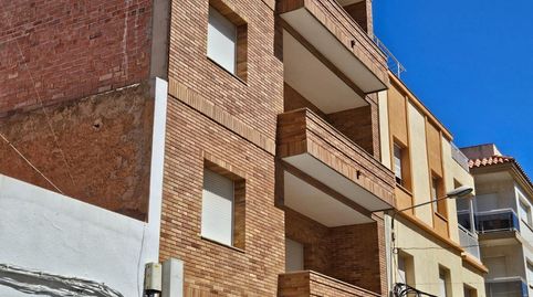 Edificio con pisos de obra nueva con muchas posibilidades