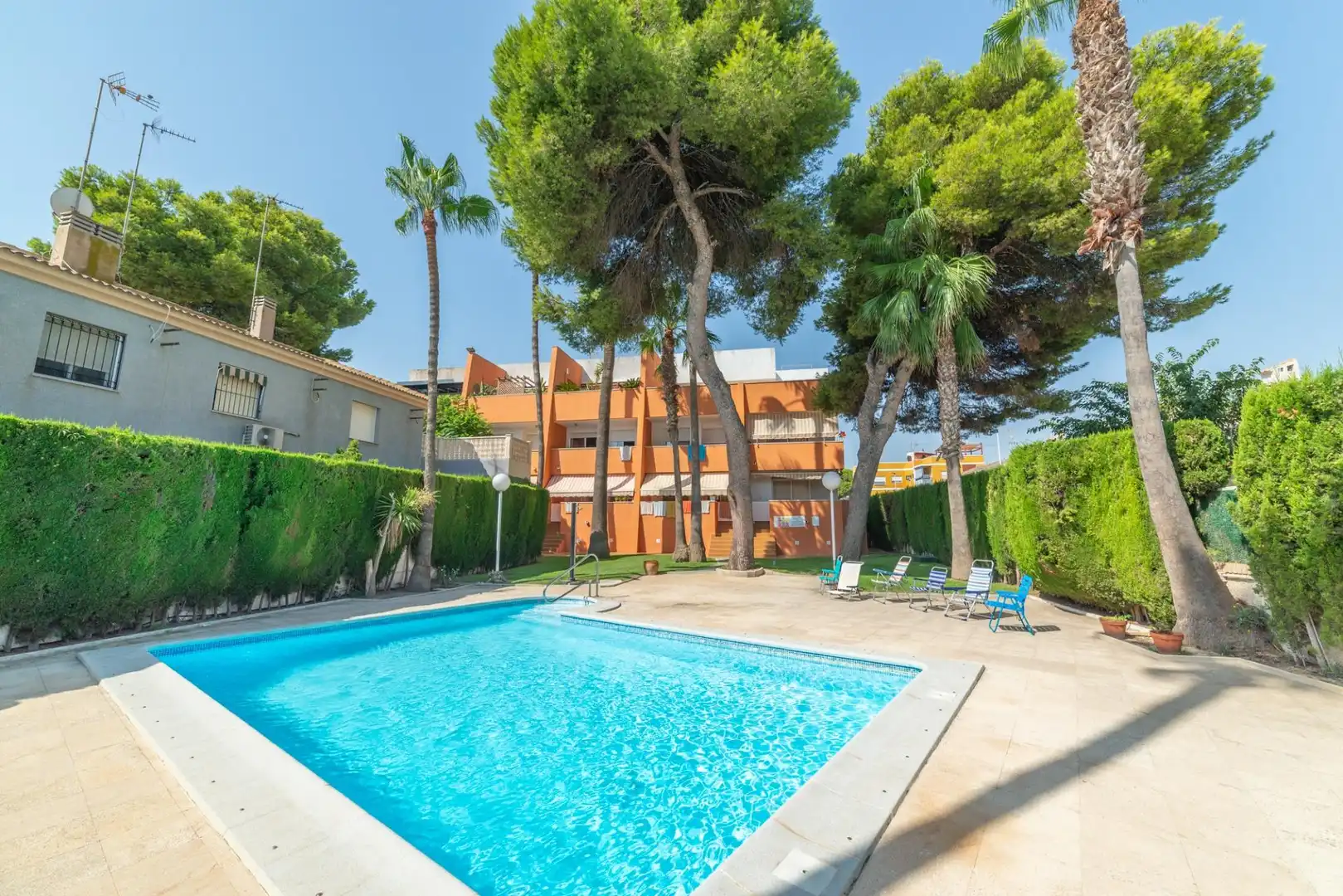 Baixos amb piscina en venda a Calle de las Camelias