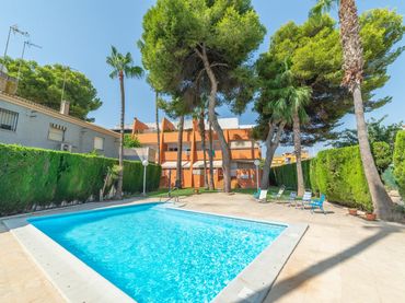 Ground floor with pool for sale in Calle de las Camelias