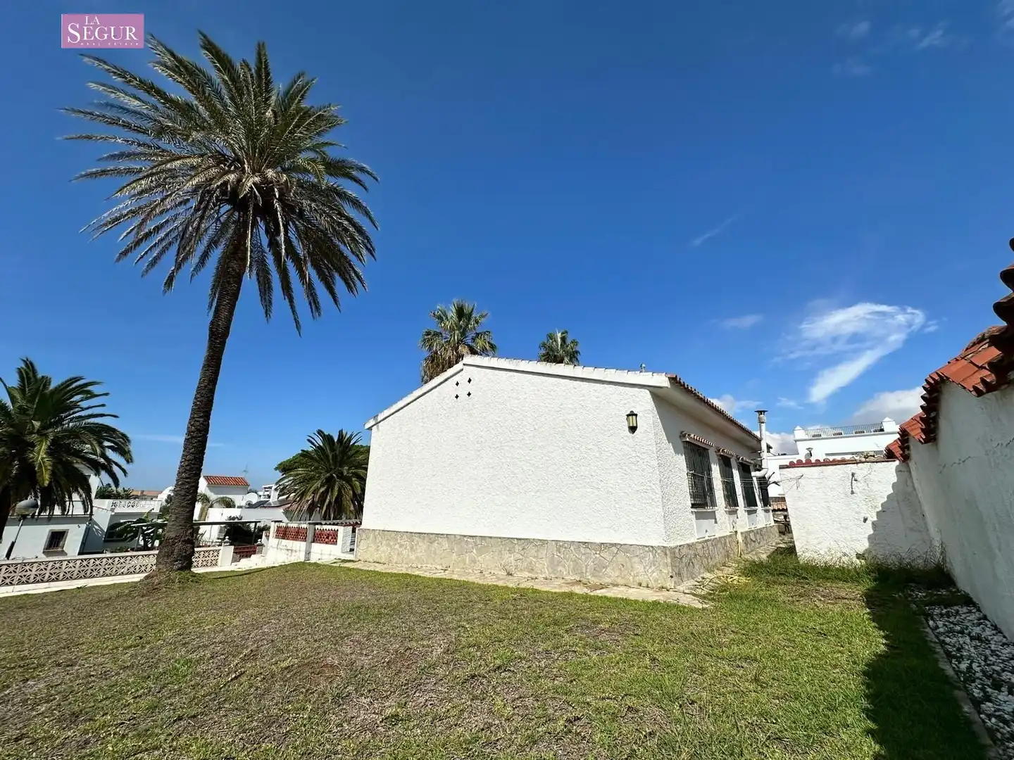 Vista exterior de Casa o xalet en venda en Conil de la Frontera amb Jardí privat, Terrassa i Traster