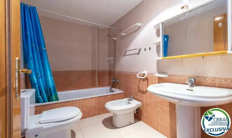 Baño de Casa adosada en venta en Roses con Calefacción, Terraza y Horno