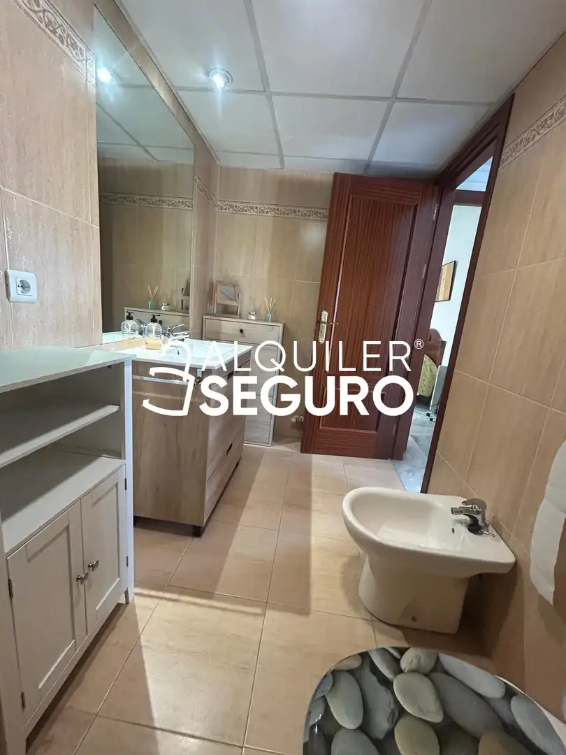 Bathroom of Flat for rent in Granada  with Air Conditioner and Furnished