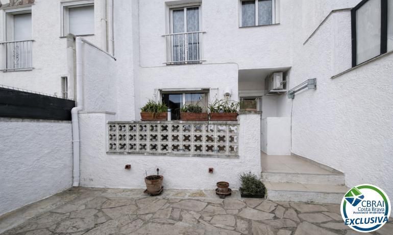 Jardí de Casa adosada en venda en Empuriabrava amb Calefacció, Piscina i Moblat