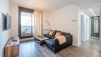 Sala d'estar de Apartament en venda en  Madrid Capital amb Aire condicionat, Jardí privat i Traster