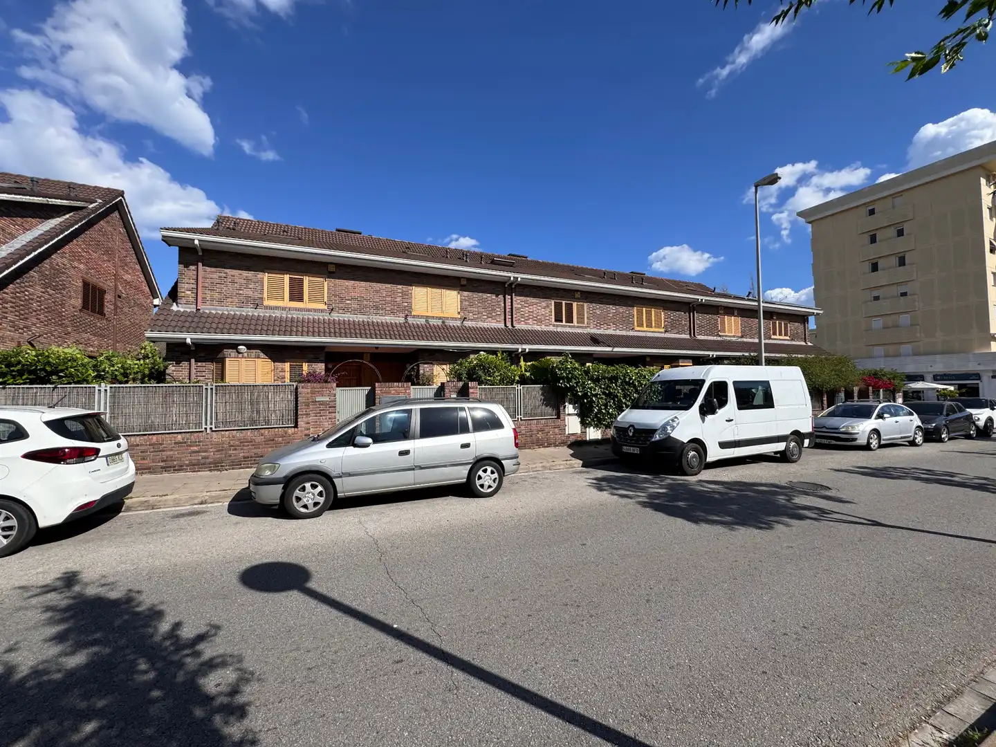 Außenansicht von Einfamilien-Reihenhaus zum Verkauf in Badalona mit Klimaanlage, Heizung und Parkett