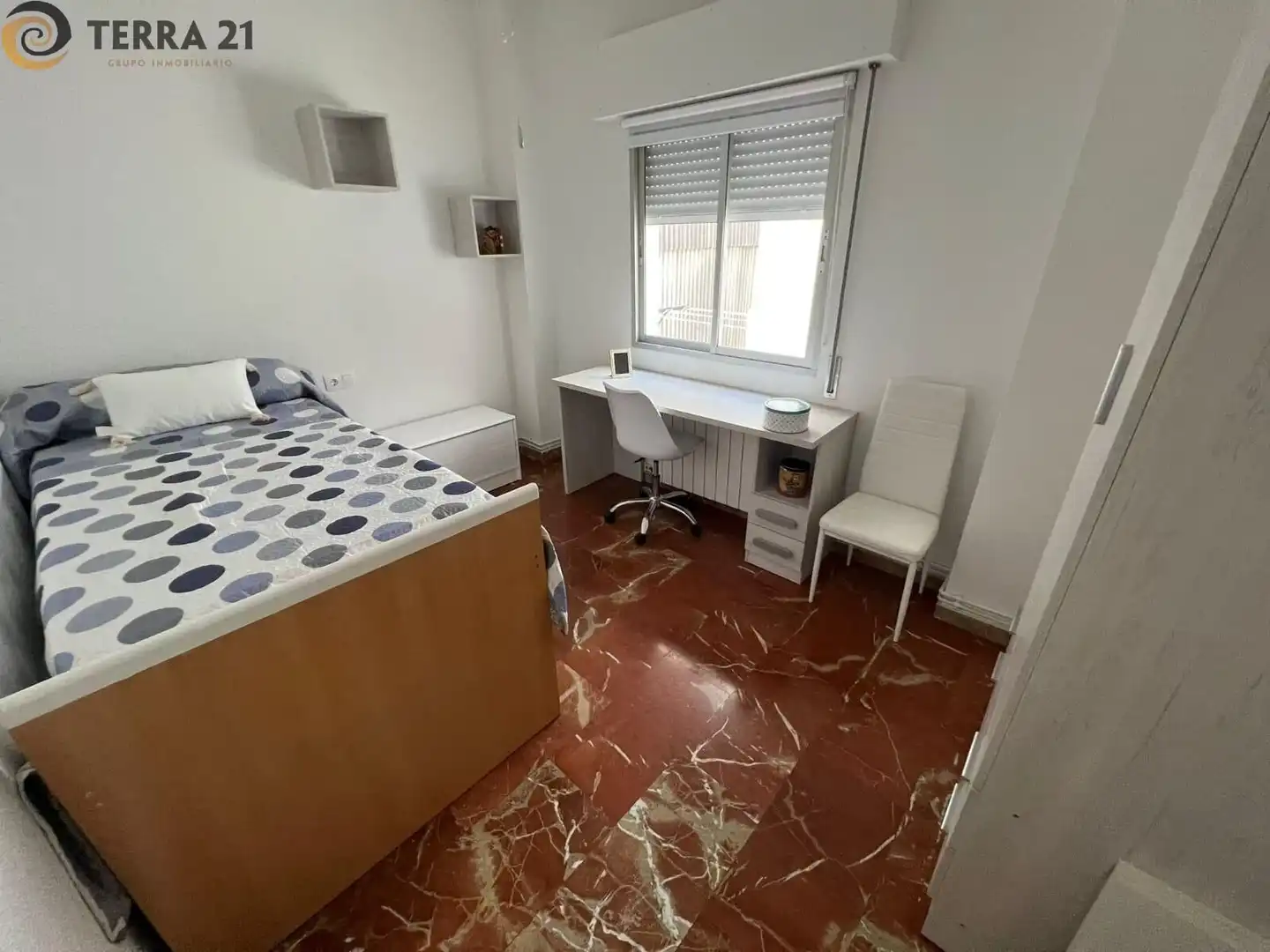 Dormitori de Pis de lloguer en Jaén amb Aire condicionat, Moblat i Balcó