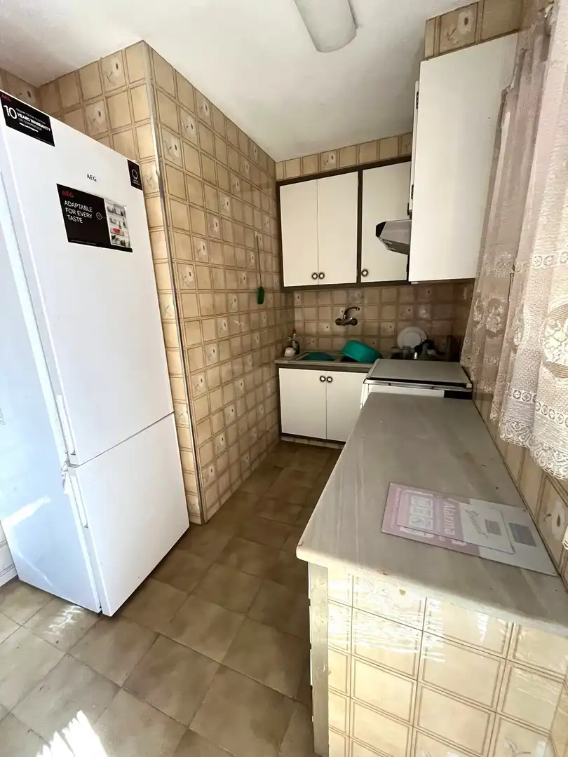 Küche von Einfamilien-Reihenhaus zum Verkauf in Salt mit Heizung und Terrasse