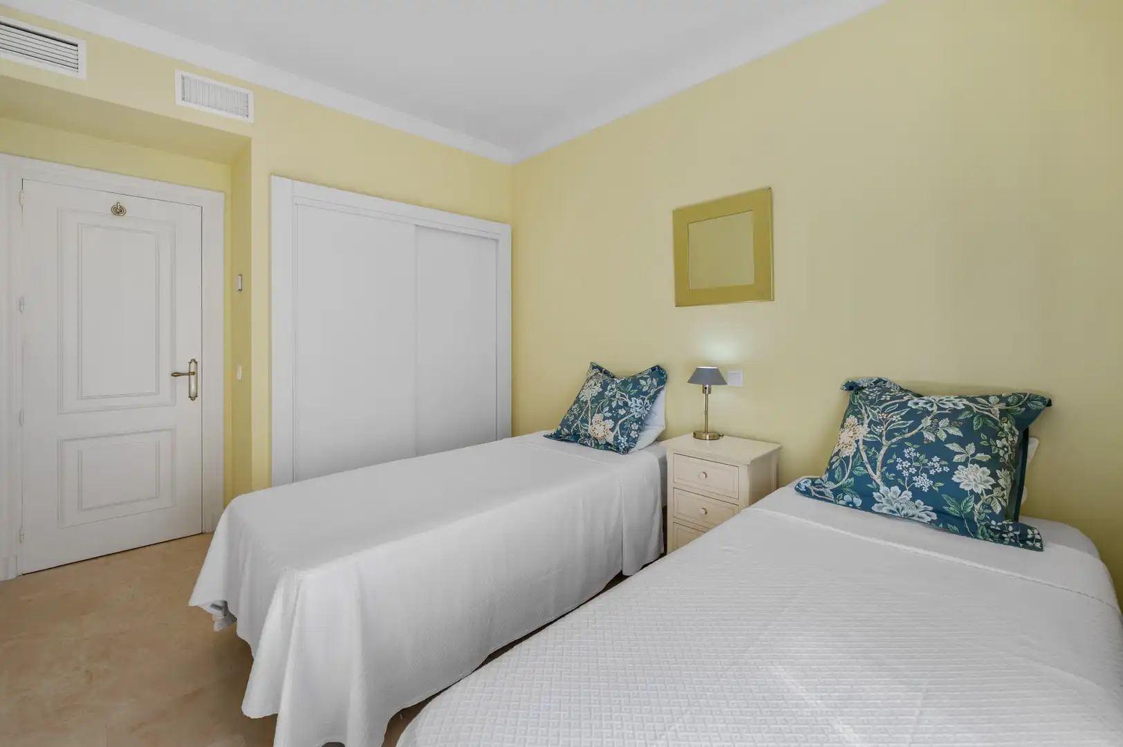 Habitación de Casa adosada en venta en Marbella con Aire acondicionado, Terraza y Piscina