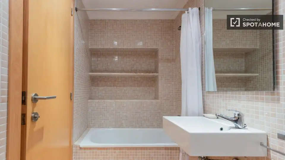 Baño de Piso de alquiler en Valencia con Aire acondicionado, Calefacción y Amueblado