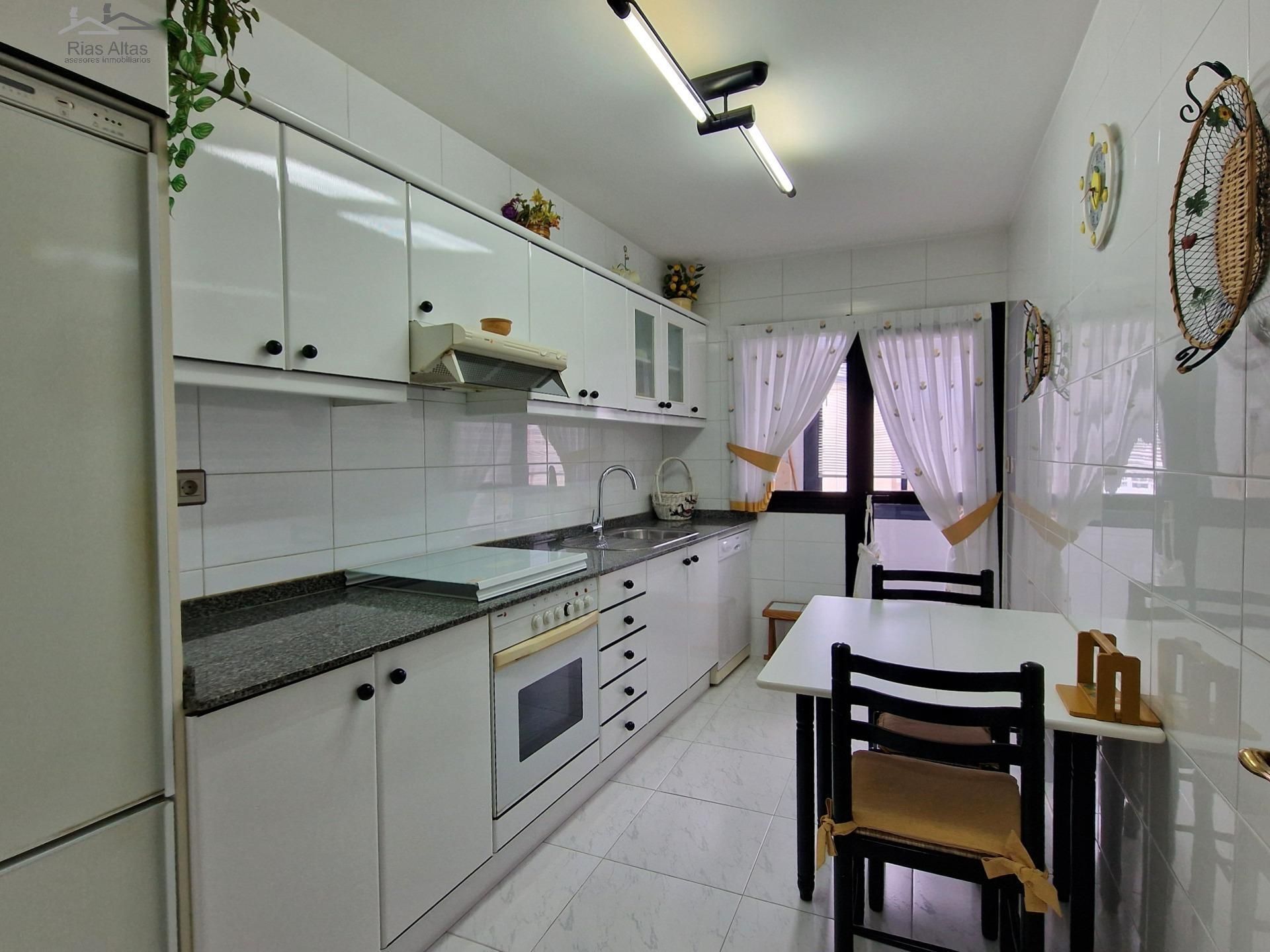 Cocina de Apartamento de alquiler en A Coruña Capital  con Calefacción, Parquet y Amueblado
