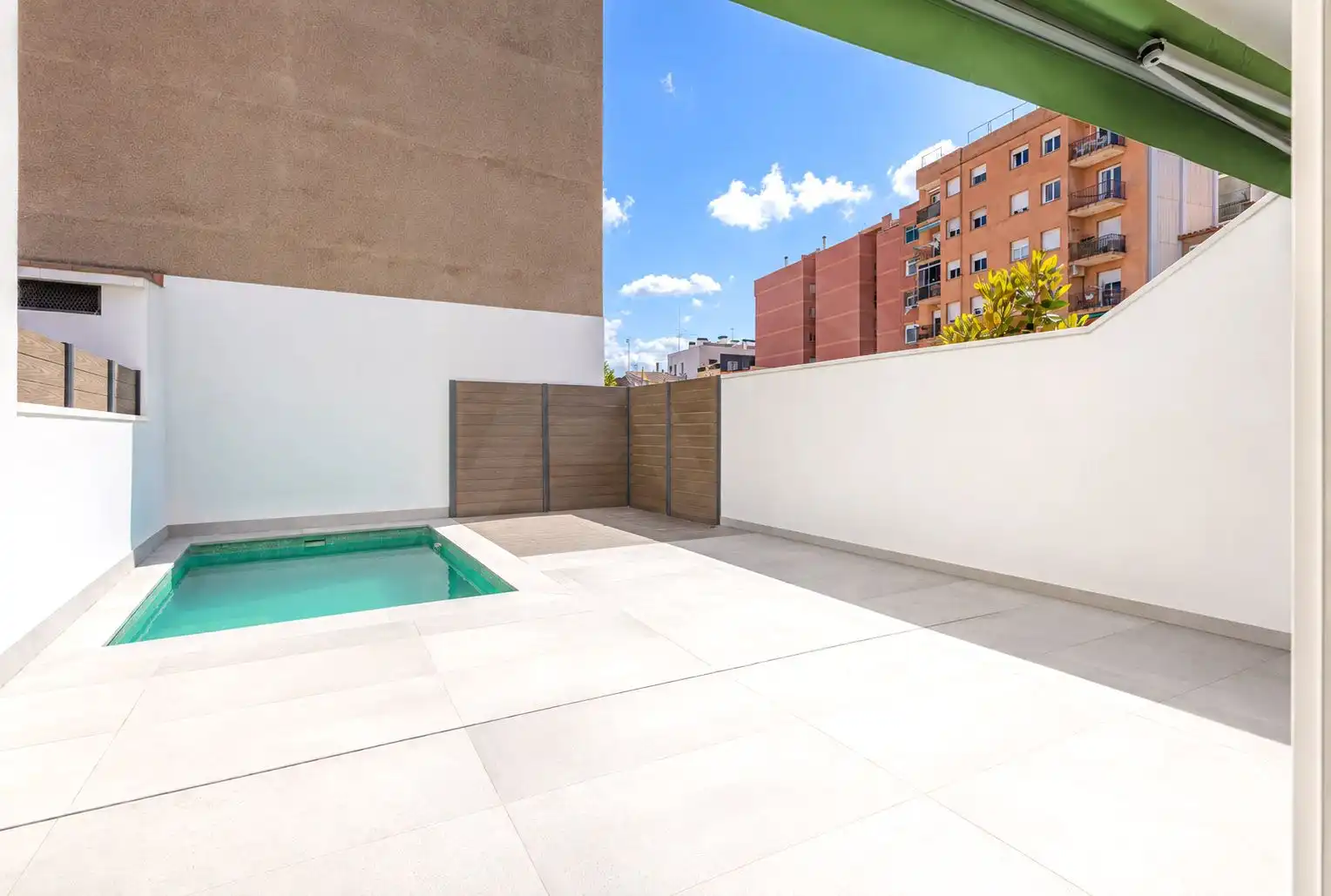 Piscina de Casa adosada en venda en Sabadell amb Aire condicionat, Calefacció i Terrassa