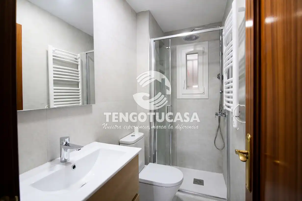 Baño de Piso de alquiler en Madrid con Calefacción, Horno y Lavadora