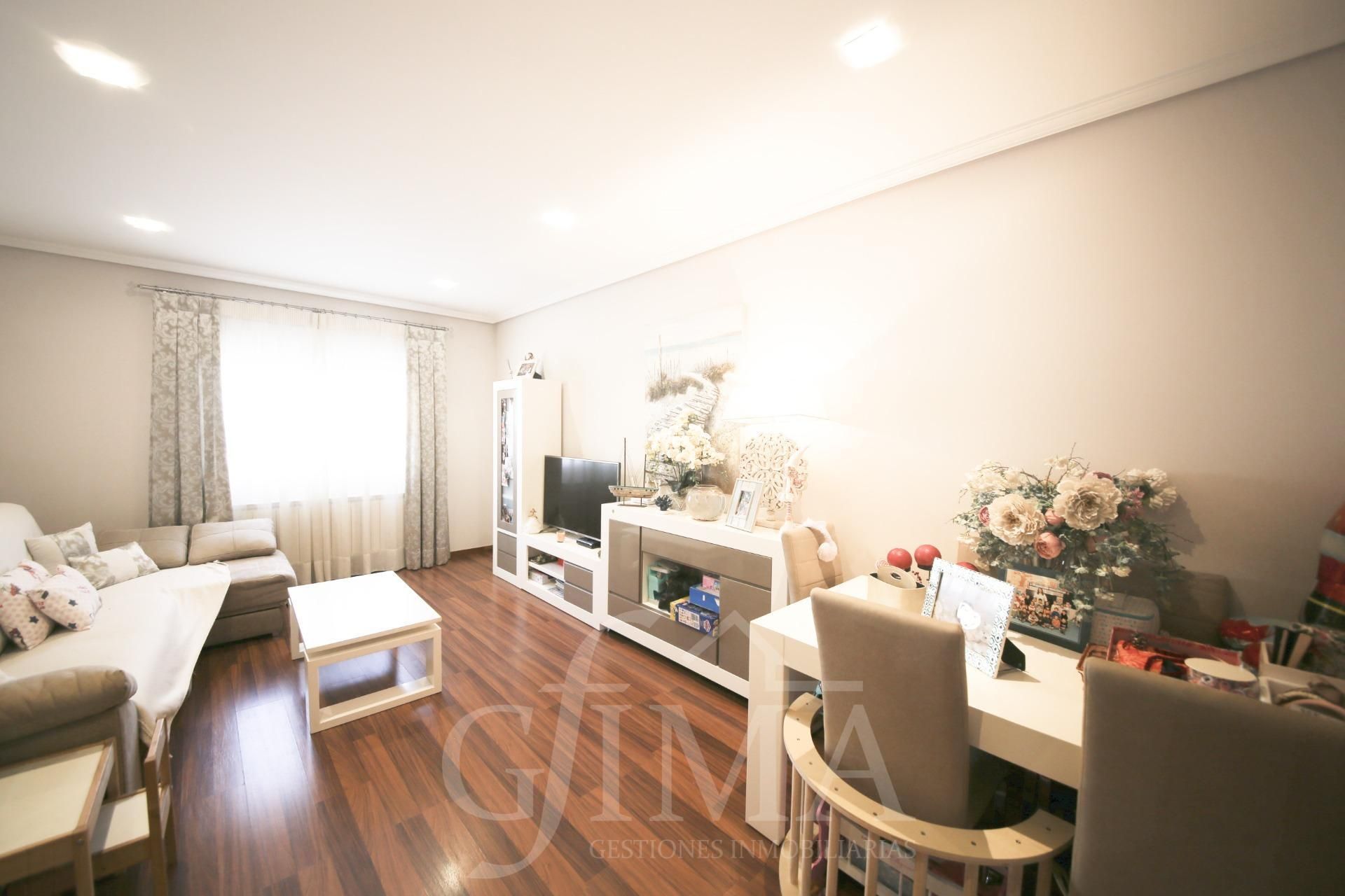 Sala d'estar de Casa adosada en venda en Tomelloso amb Aire condicionat, Calefacció i Moblat