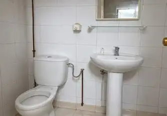 Baño de Local en venta en Els Masos - Els Garrofers