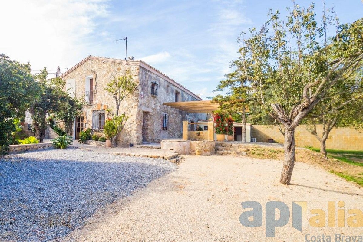 Vista exterior de Finca rústica en venda en Calonge i Sant Antoni amb Calefacció, Jardí privat i Terrassa