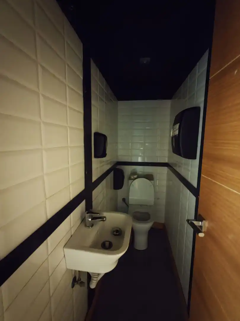 Baño de Local en traspaso en Madrid con Aire acondicionado, Calefacción y Terraza
