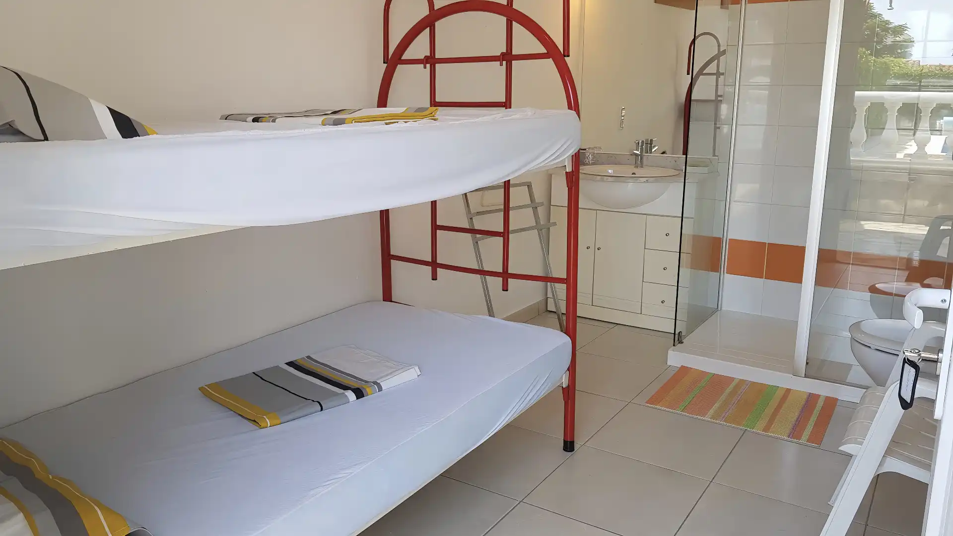 Dormitori de Casa o xalet en venda en Empuriabrava amb Aire condicionat, Calefacció i Jardí privat