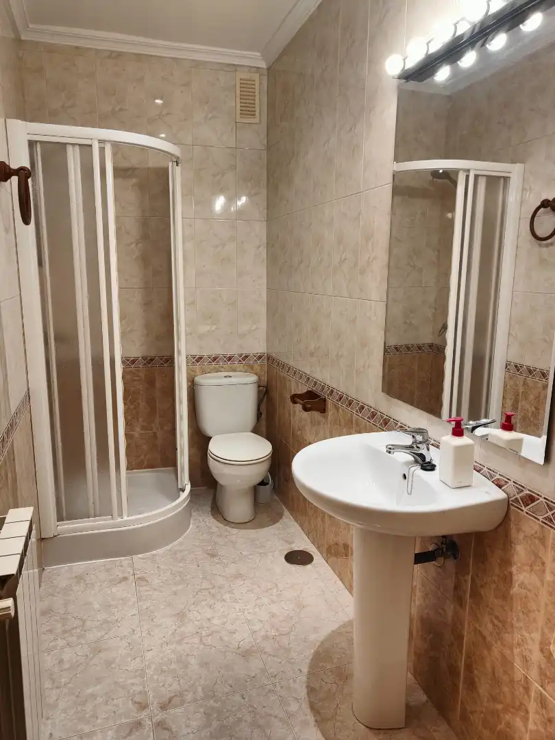 Bathroom of Flat for rent in Plasencia  with Air Conditioner, Heating and Terrace