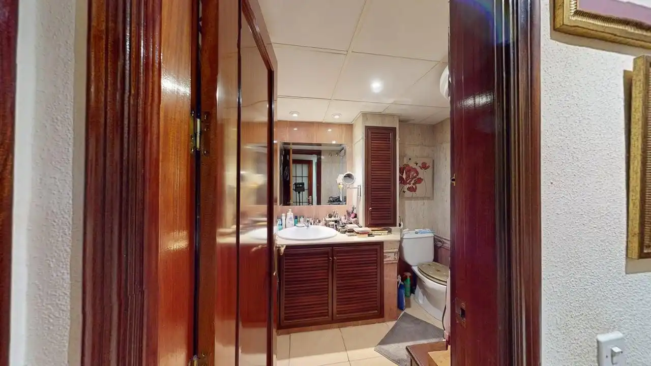 Bathroom of Flat for sale in Sevilla  with Air Conditioner, Heating and Terrace