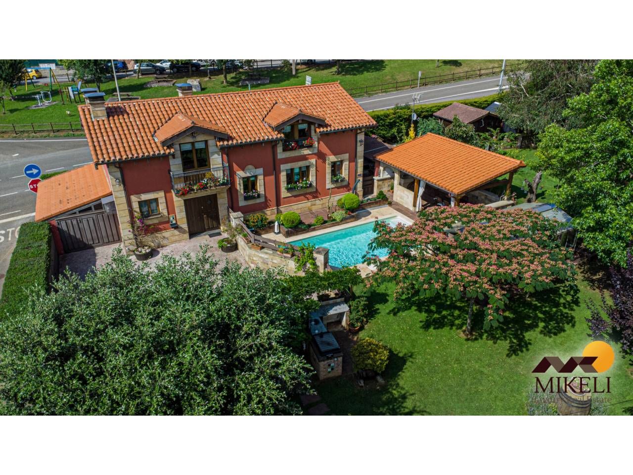 Vista exterior de Casa o xalet en venda en Alfoz de Lloredo amb Calefacció, Jardí privat i Terrassa