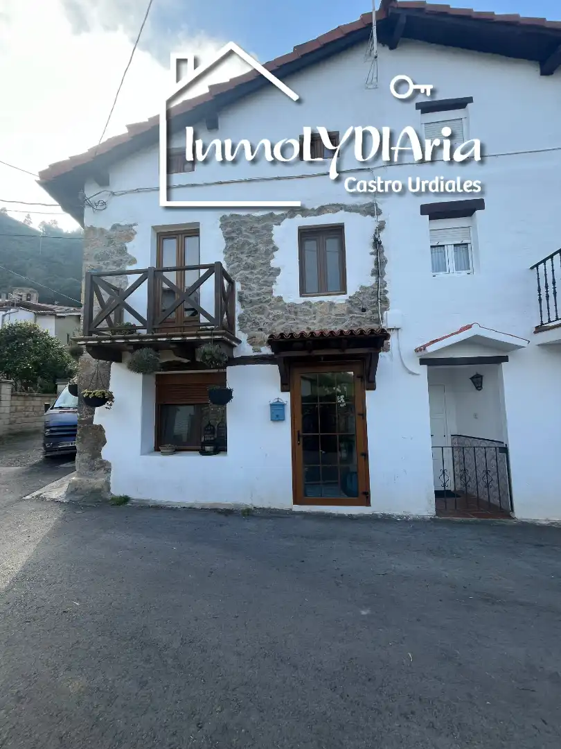 Vista exterior de Casa adosada en venta en Castro-Urdiales con Calefacción, Parquet y Terraza