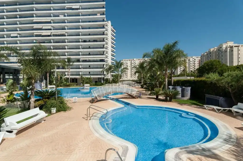 Piscina de Apartament de lloguer en Gandia amb Aire condicionat, Calefacció i Jardí privat