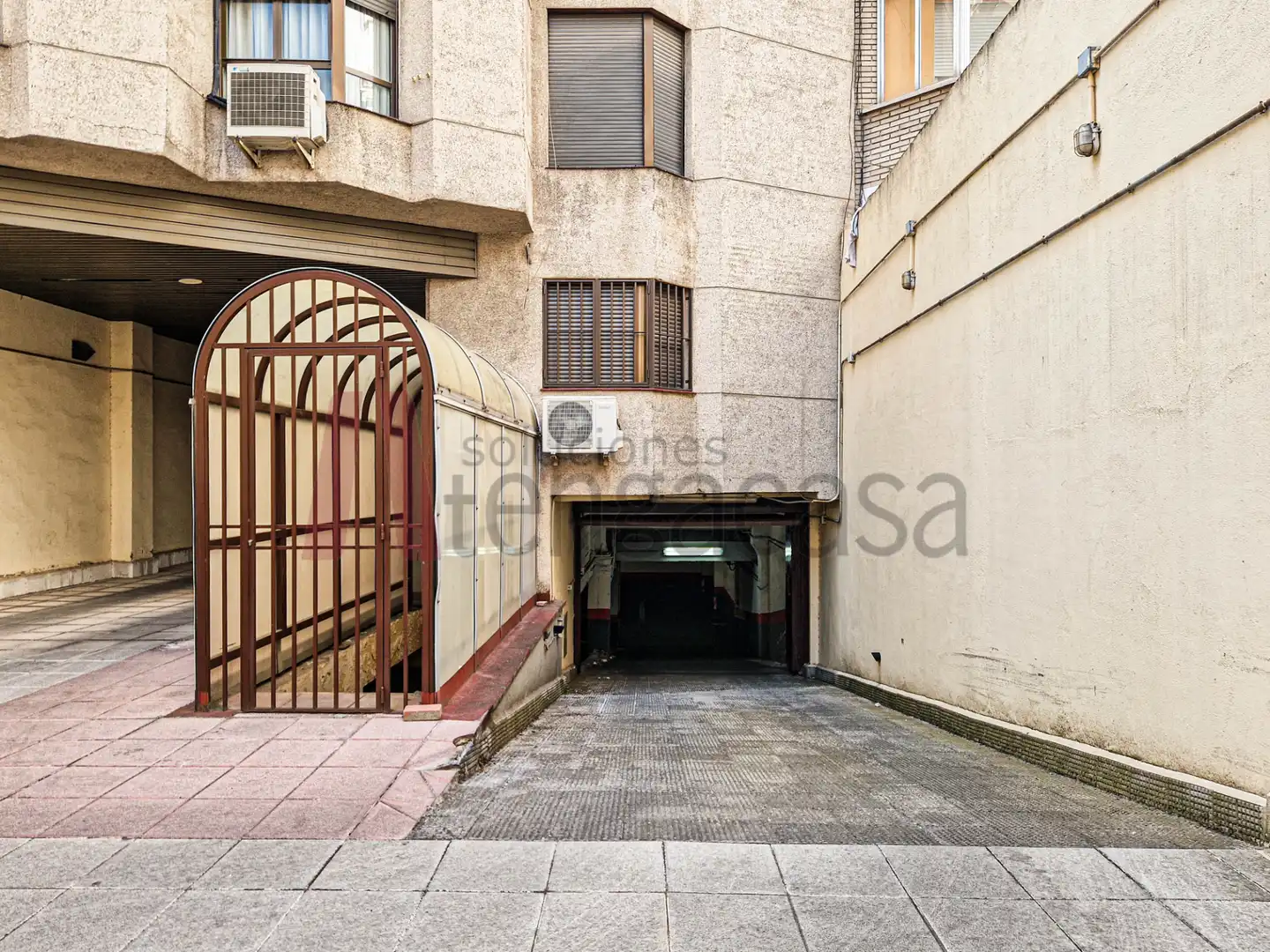 Außenansicht von Garage zum Verkauf in Madrid