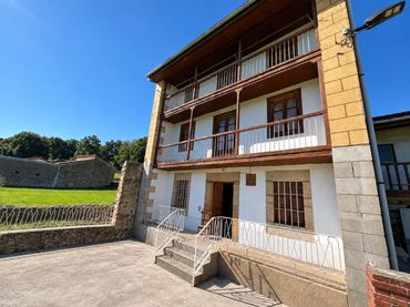 Casa aparellada amb balcó en venda a Molledo - Barrio Arca 4