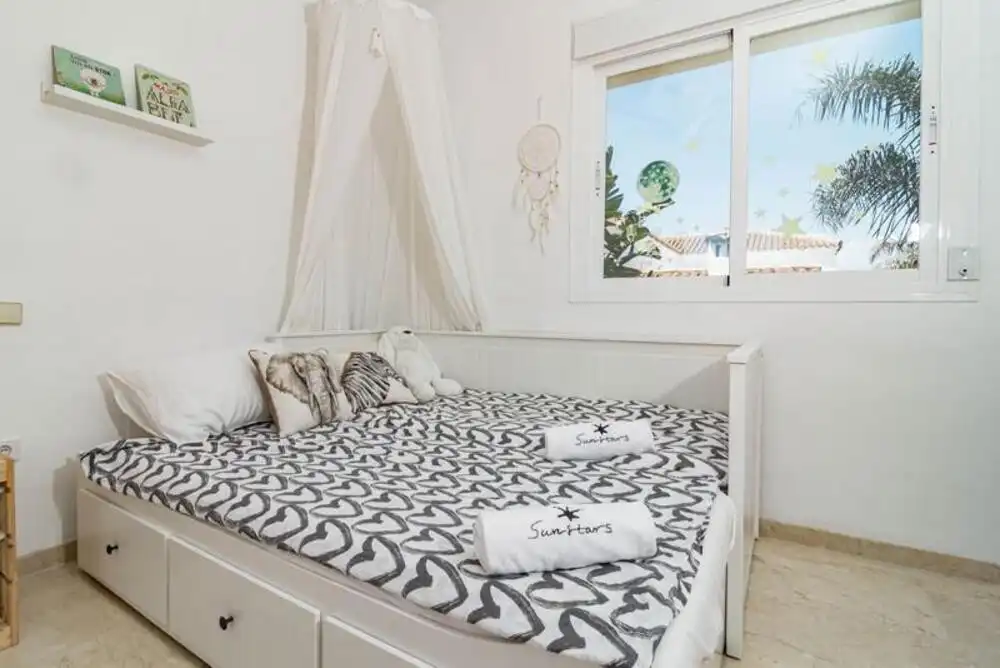 Dormitori de Casa adosada de lloguer en Marbella amb Aire condicionat, Jardí privat i Terrassa