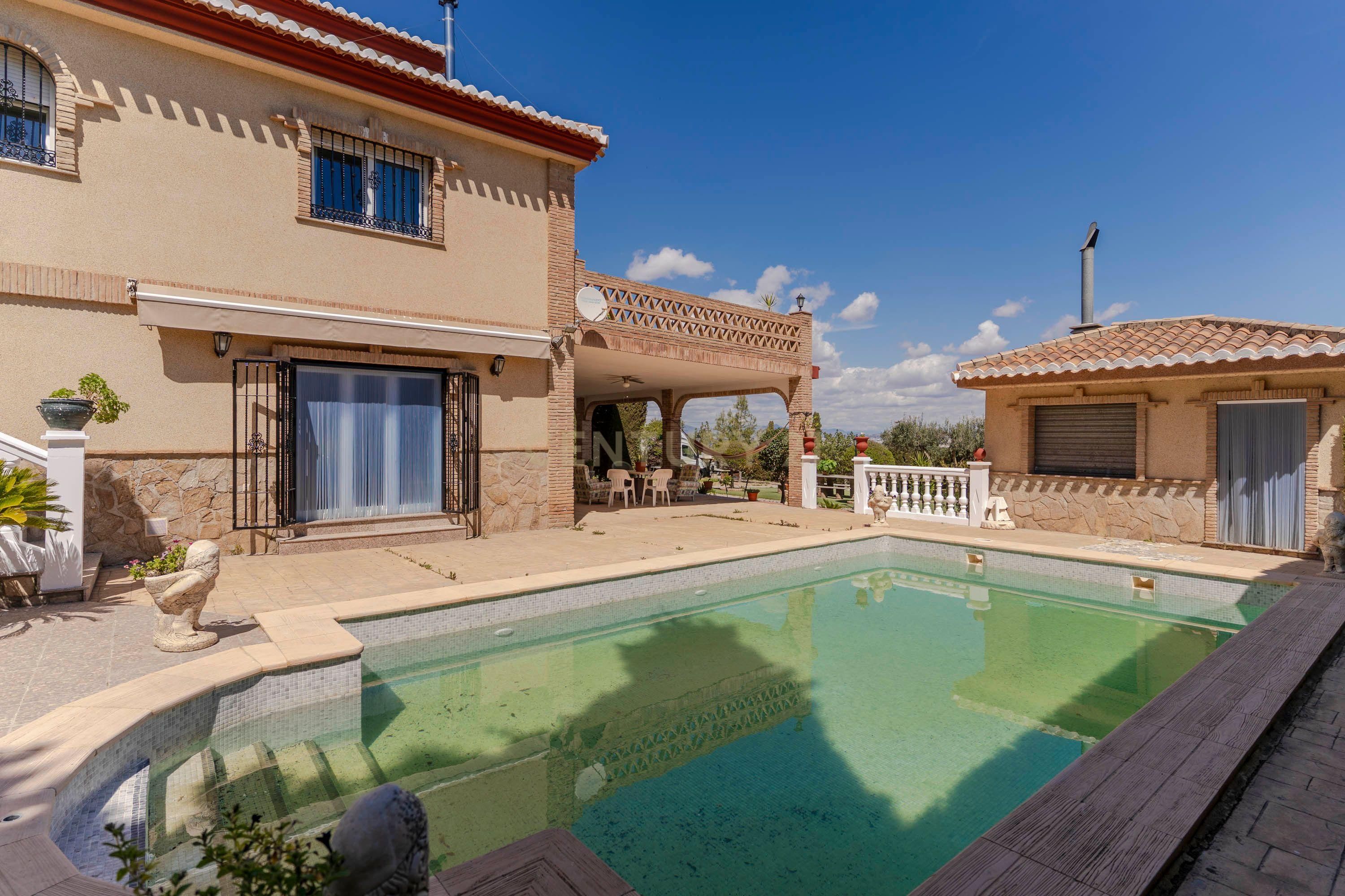 Vista exterior de Casa o xalet en venda en Las Gabias amb Jardí privat, Traster i Piscina